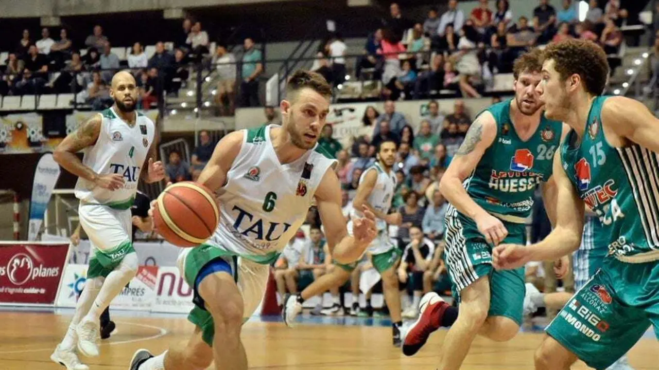 Los oscenses consiguieron parar el el&eacute;ctrico juego de Steinarsson en la ida para llevarse el choque | Foto: FEB