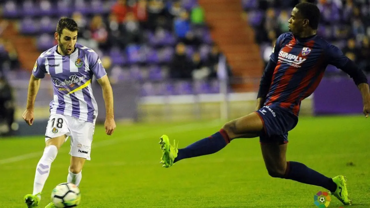 Jair pelea un bal&oacute;n en el encuentro del Jos&eacute; Zorrilla | Foto: LaLiga
