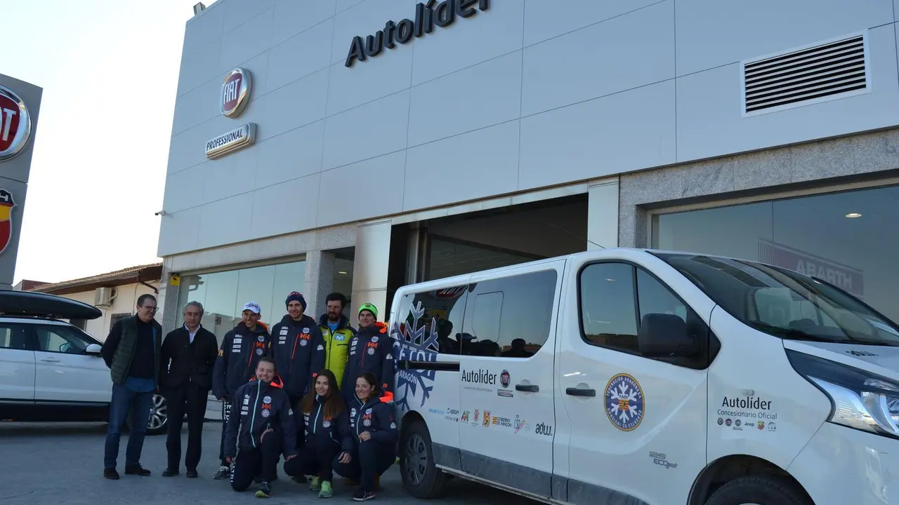 Chavales del Cetdi con la furgoneta cedida por Autol&iacute;der, esta ma&ntilde;ana, en el concesionario de la marca Fiat. A la izquierda, 'Jorri' y Manuel Berdiel. Foto: Sporthuesca 