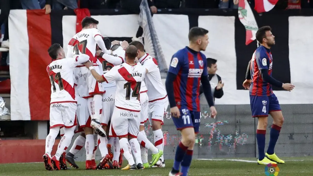 Los jugadores del Rayo celebran uno de los tantos en su victoria ante el Huesca. Foto: LaLiga 1/2/3