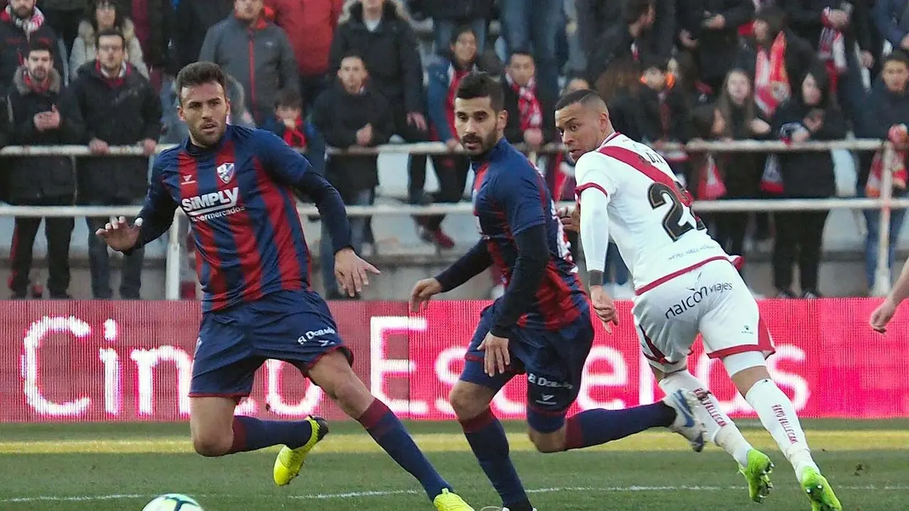 El Huesca perdi&oacute; muchos balones y el Rayo no dud&oacute; en hacer sangre | Foto: C.Pascual