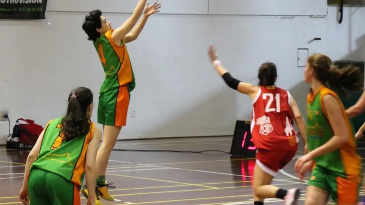 Sara Gonz&aacute;lez lanza a canasta. Foto: CBF Huesca