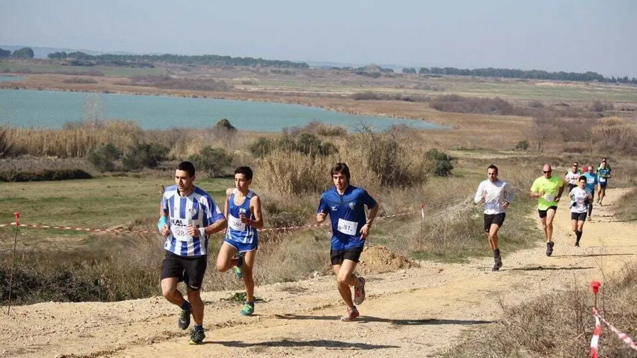 Corredores del cross de Sari&ntilde;ena, en un tramo lindante con la Laguna. Foto: Comarca de Monegros