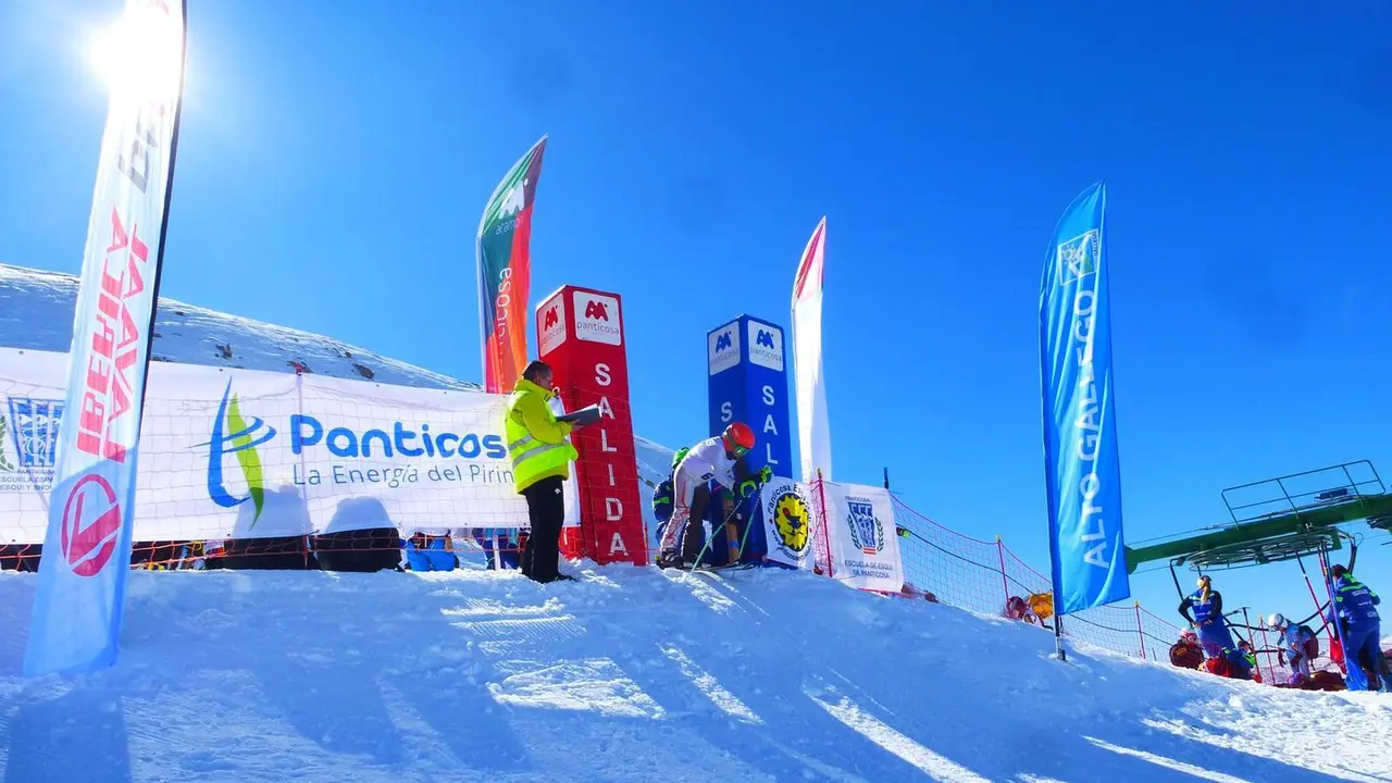 Uno de los alevines, listo para salir desde el port&oacute;n del trofeo Memorial Sergio Bel&iacute;o celebrado esta ma&ntilde;ana en Panticosa. Foto Panticosa Esqu&iacute; Club