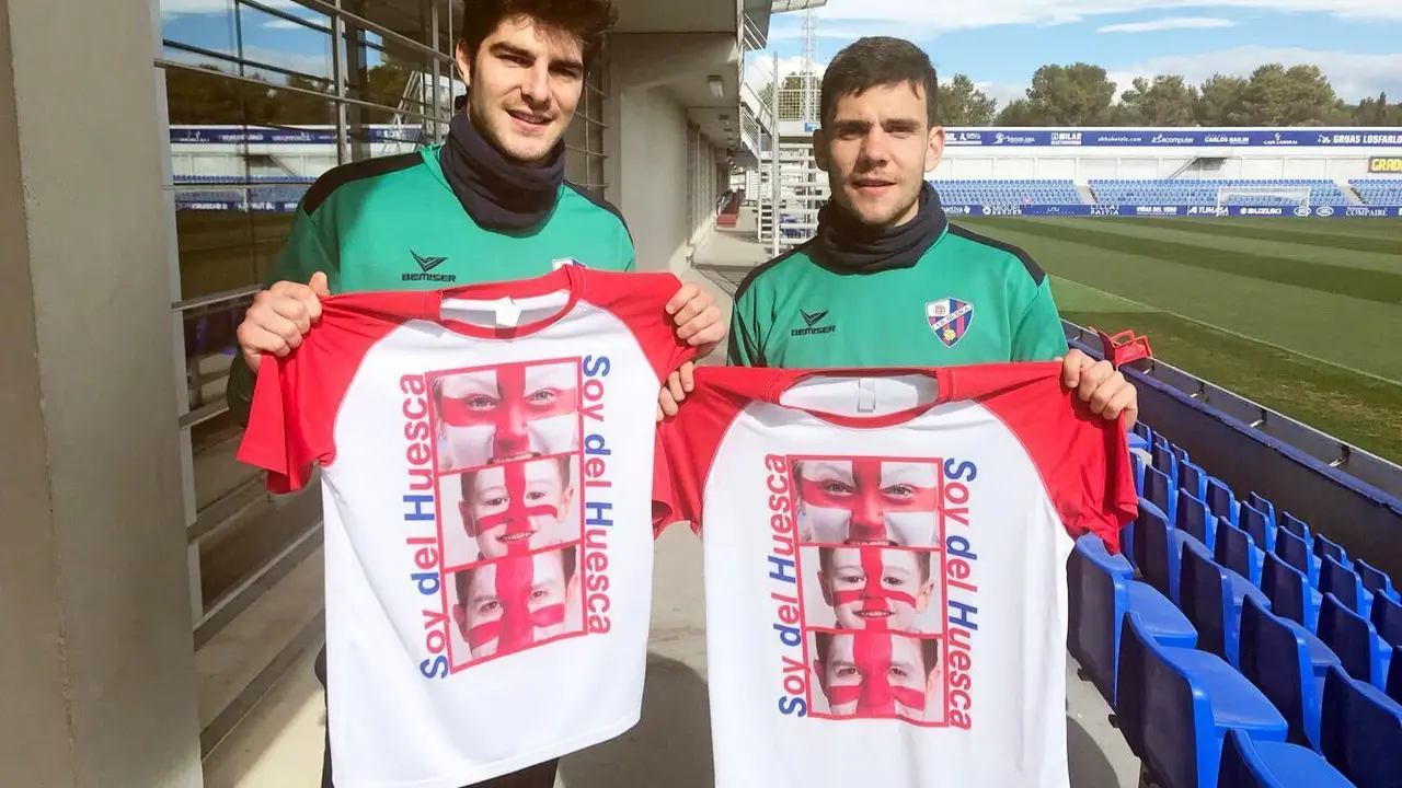 Melero y &Aacute;lex Gallar posan en El Alcoraz con la camiseta solidaria
