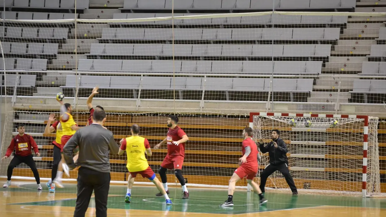 Nolasco observa una jugada del equipo en el entrenamiento de esta tarde en el palacio. Foto: Sporthuesca
