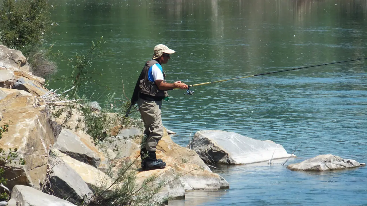 Pescando a cebo natural en Canal de Berd&uacute;n.