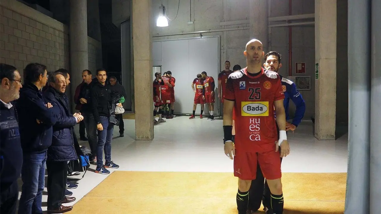 Marco Mira, capit&aacute;n del Bada, antes de salir a la pista del Palacio de los Deportes de Huesca. liderando al equipo. Foto: C.Pascual