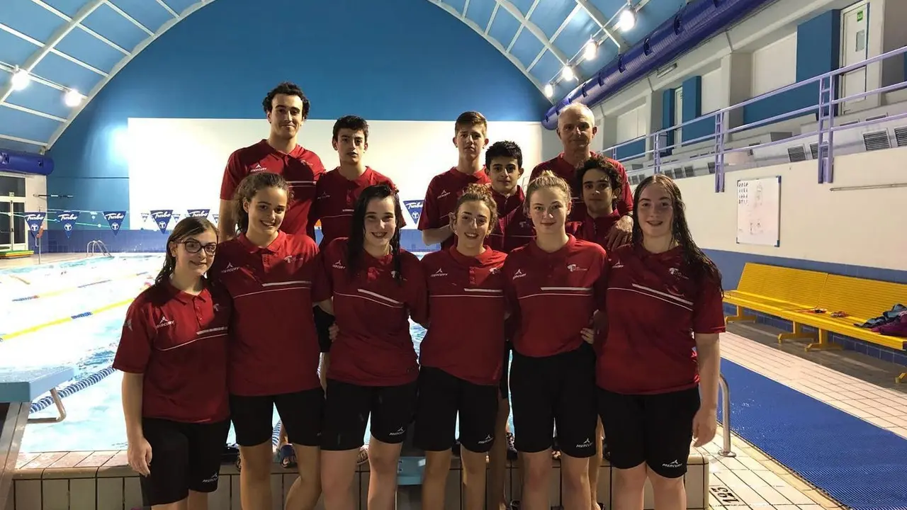 Foto de familia de los 10 nadadores/as del CA Huesca y sus t&eacute;cnicos.