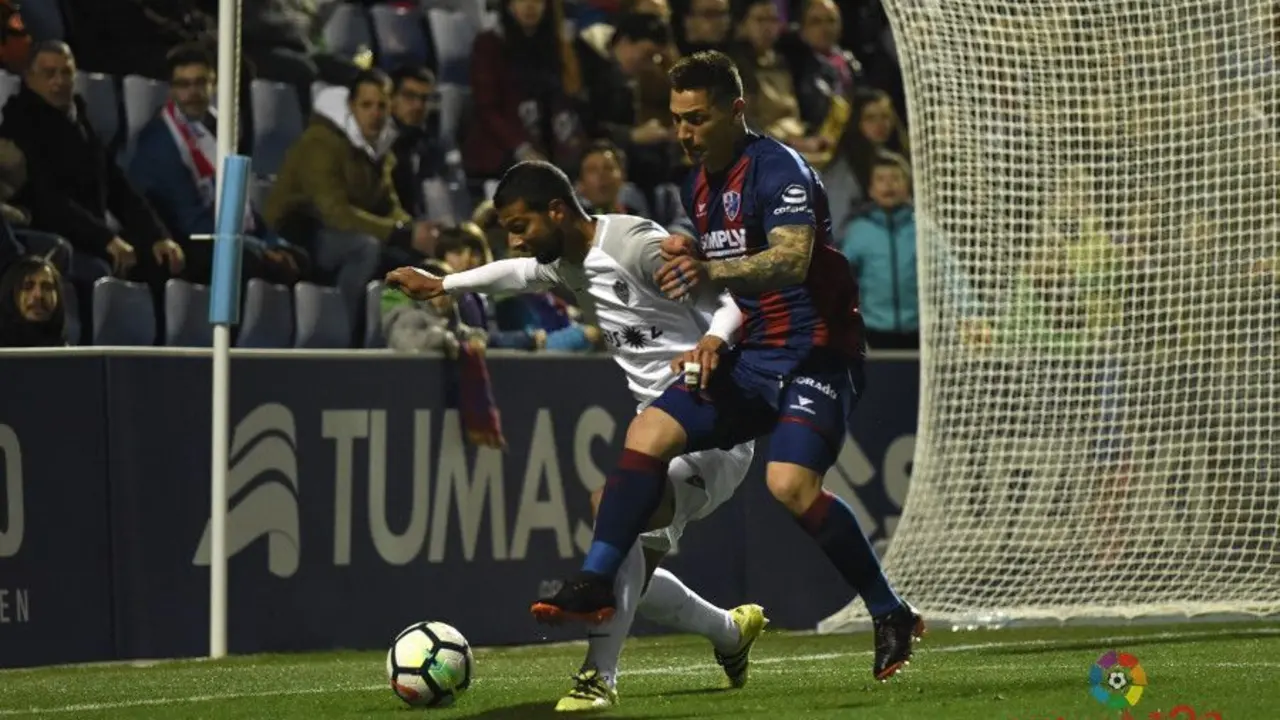 'Chimy' &Aacute;vila lucha con Joaqu&iacute;n Fern&aacute;ndez por un bal&oacute;n | Foto: LaLiga