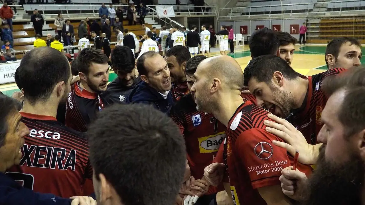Pi&ntilde;a de jugadores y t&eacute;cnicos del Bada Huesca en el partido de ida de la Copa del Rey contra Puente Genil. Foto: C.Pascual
