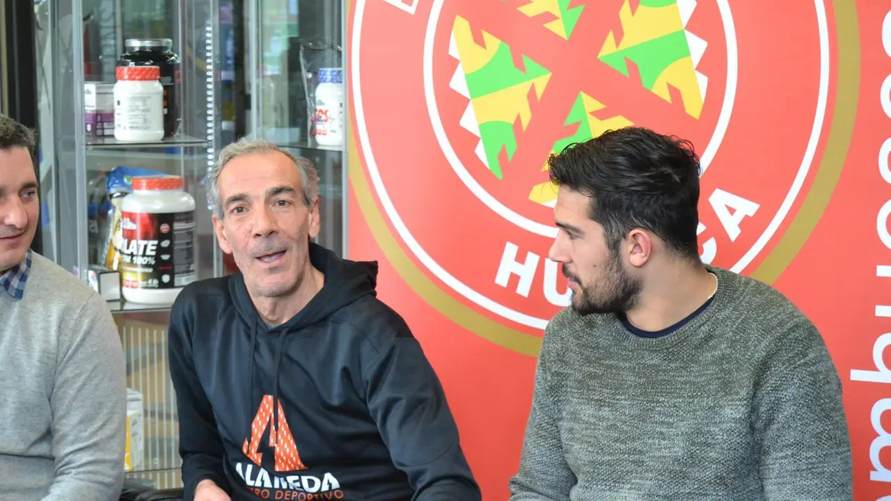 Manuel Lasauca y Dani Arguillas, esta ma&ntilde;ana, en el gimnasio Alameda patrocinador del portero el Bada Huesca. Foto: Sporthuesca