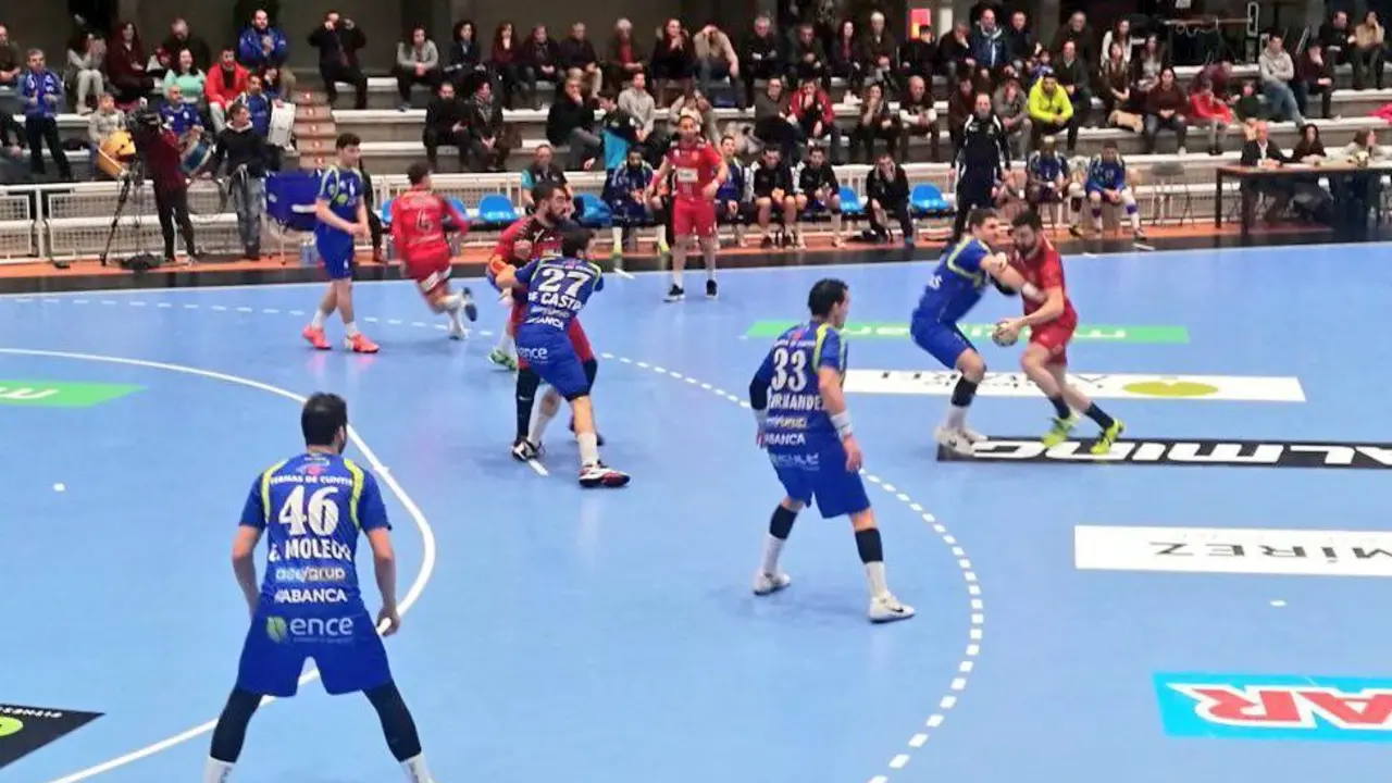 &Aacute;lex Macelo con la bola en un ataque del Bada Huesca contra Teucro. Foto: Twitter Bada Huesca