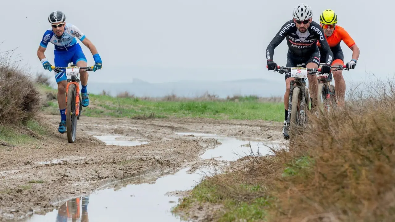 La lluvia y el barro endurecieron la Arag&oacute;n Bike Race de este fin de semana en Lanaja. Foto: Rub&eacute;n Gimenao