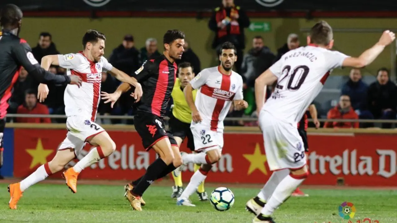 Moi G&oacute;mez intenta frenar a un jugador del Reus | Foto: LaLiga.es