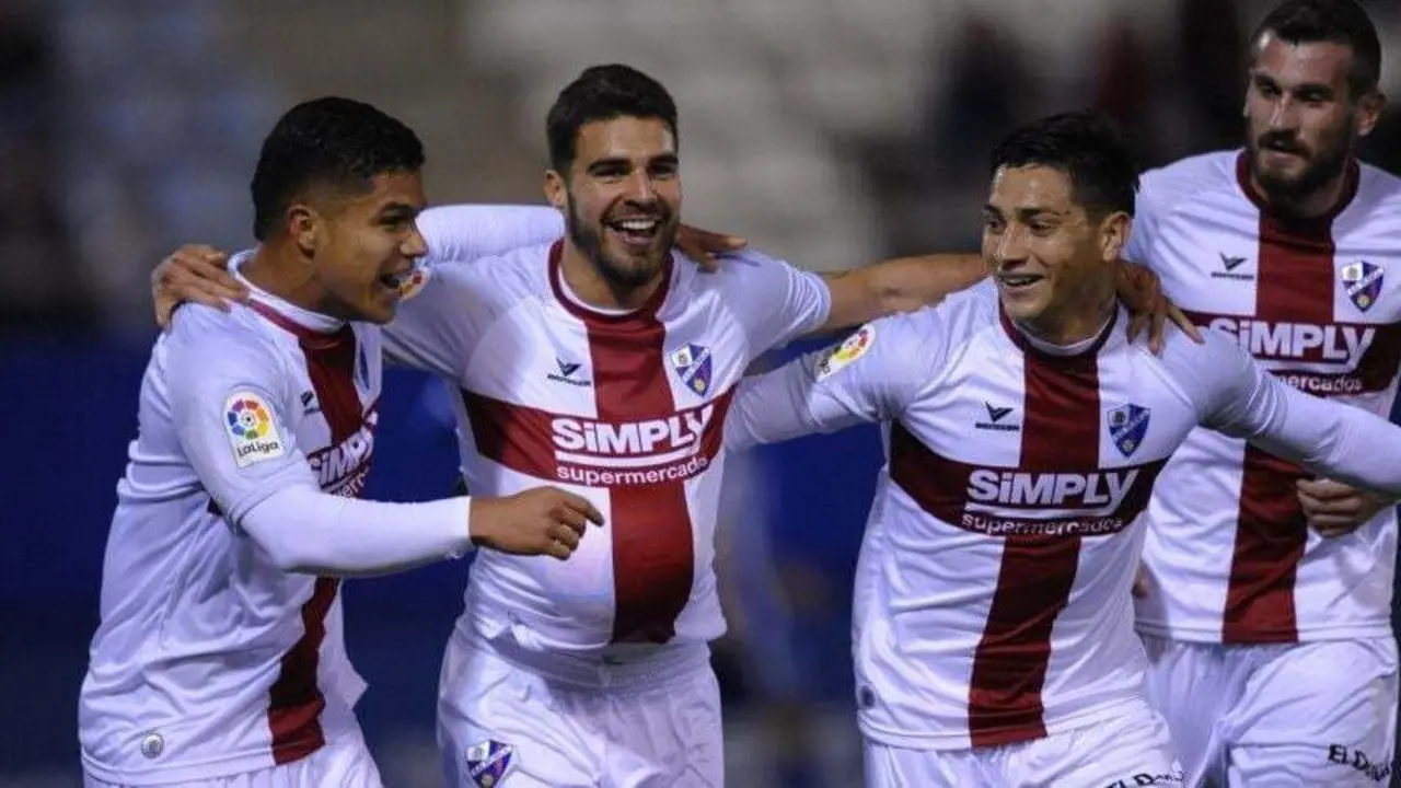 Alexander, con el bal&oacute;n dentro de su camiseta, celebra un gol esta temporada junto a 'Cucho' Hern&aacute;ndez (izda), Chimy &Aacute;vila (drcha) y Brezancic | Foto: LFP
