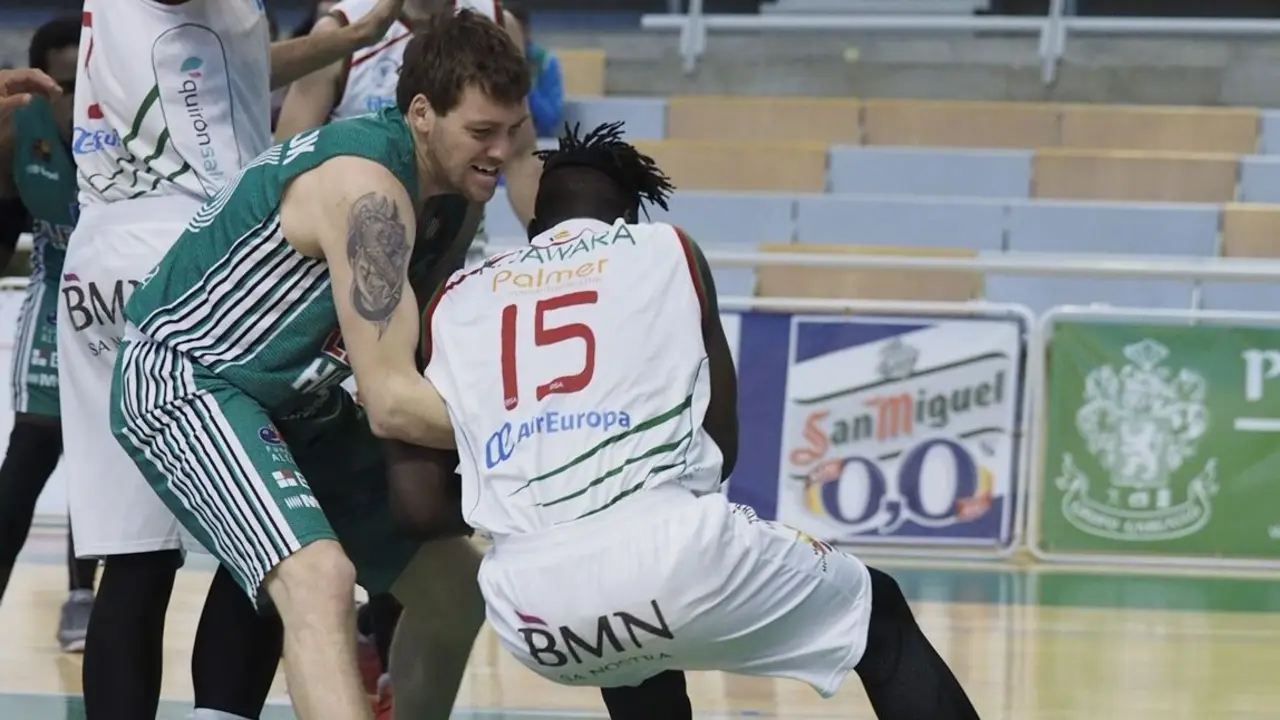 Van Wijk y Jawara luchan con fuerza por llevarse el bal&oacute;n | Foto: C.Pascual