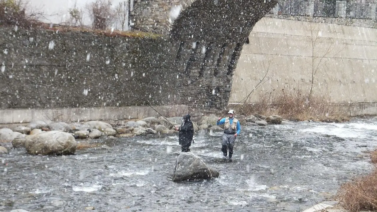 Dos pescadores desaf&iacute;an a la nieve en uno de los r&iacute;os de Benasque. 