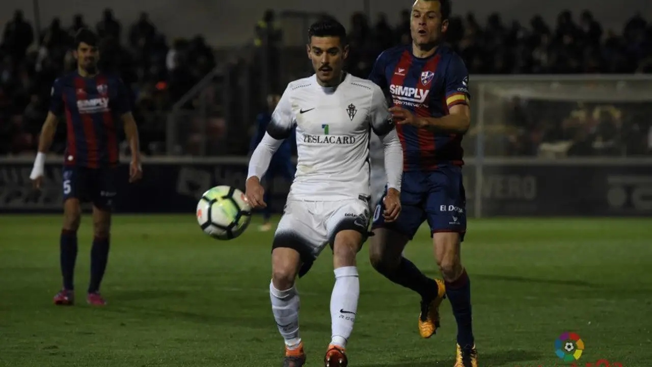 Camacho persigue un bal&oacute;n durante el encuentro. | Foto: LFP