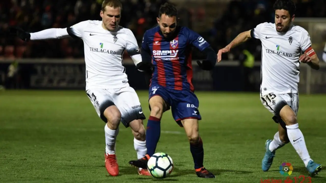 David Ferreiro disputa el bal&oacute;n ante Berganti&ntilde;os y Canella | Foto: LaLiga