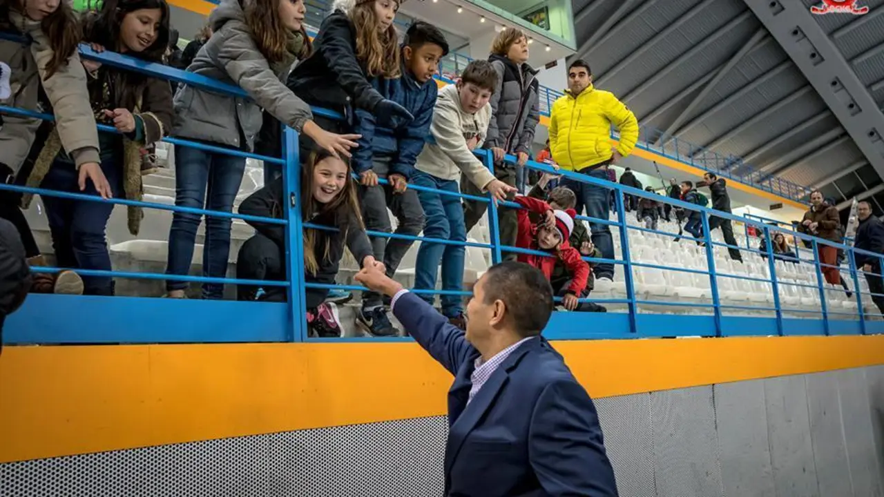 Robins saluda a unos j&oacute;venes aficionados del CH Jaca. | Foto: Toni Blanco