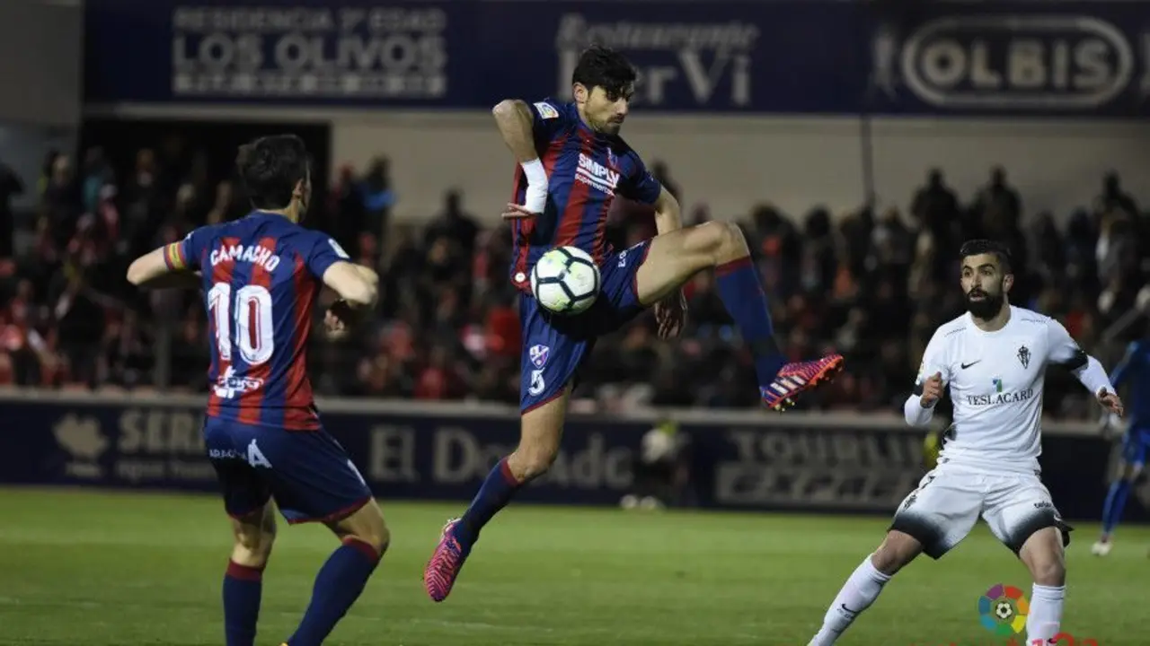 Aguilera debi&oacute; multiplicarse con y sin bal&oacute;n durante todo el duelo | Foto: LaLiga