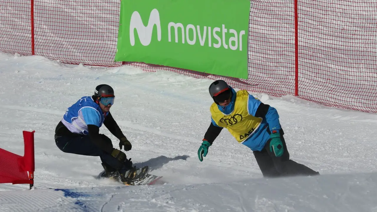 Un descenso del campeonato de Espa&ntilde;a de snowboardcross que este fin de semana llega a Formigal. Foto Spainsnow
