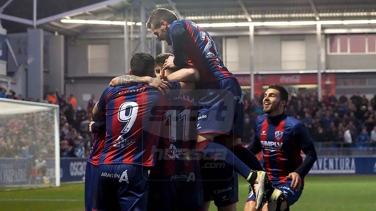 Los jugadores del Huesca celebran un gol esta temporada en El Alcoraz | Foto: C.Pascual