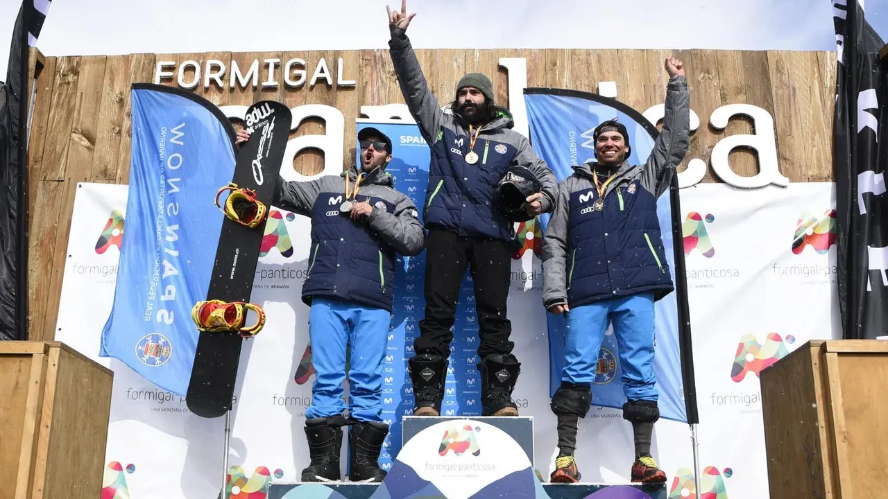 Regino Hern&aacute;ndez, en lo m&aacute;s alto del podio del campeonato de Espa&ntilde;a celebrado en Formigal. Foto: Aram&oacute;n Formigal