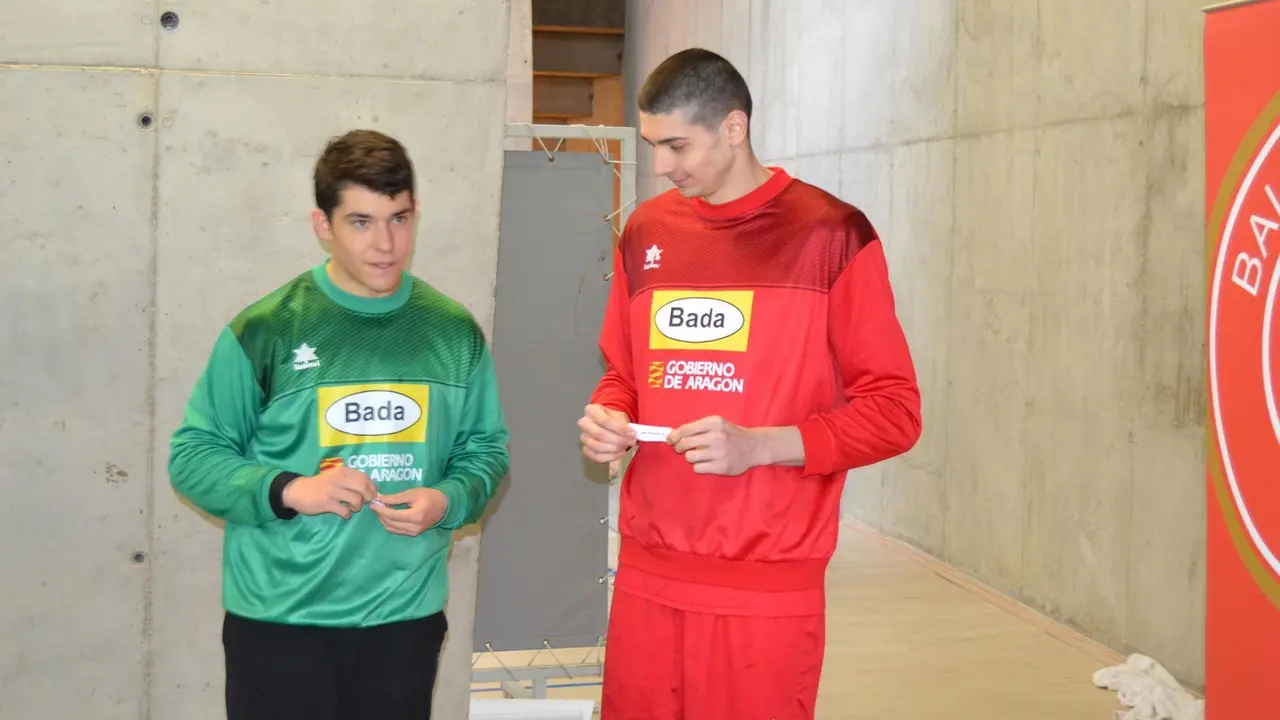 Rares, con el papel del BM Huesca en la mano, en el sorteo celebrado esta tarde en el Palacio, junto a Broto. Foto: Sporthuesca