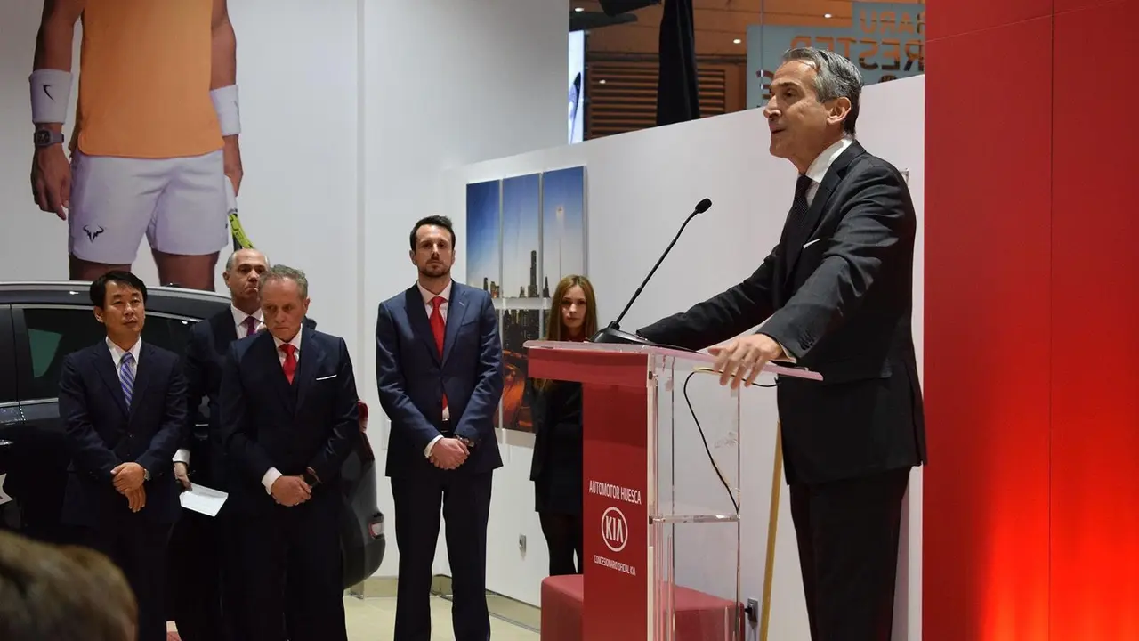 Emilio Herrera, en la imagen, durante su intervenci&oacute;n en la inauguraci&oacute;n del nuevo concesionario Kia en Huesca capital. Foto: Sporthuesca