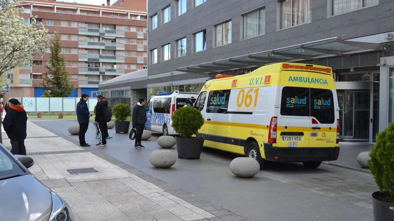 Ambulancia del 061 y un furg&oacute;n de la Polic&iacute;a Local de Huesca frente a la entrada principal del Hotel Abba. Foto: SPORTHUESCA