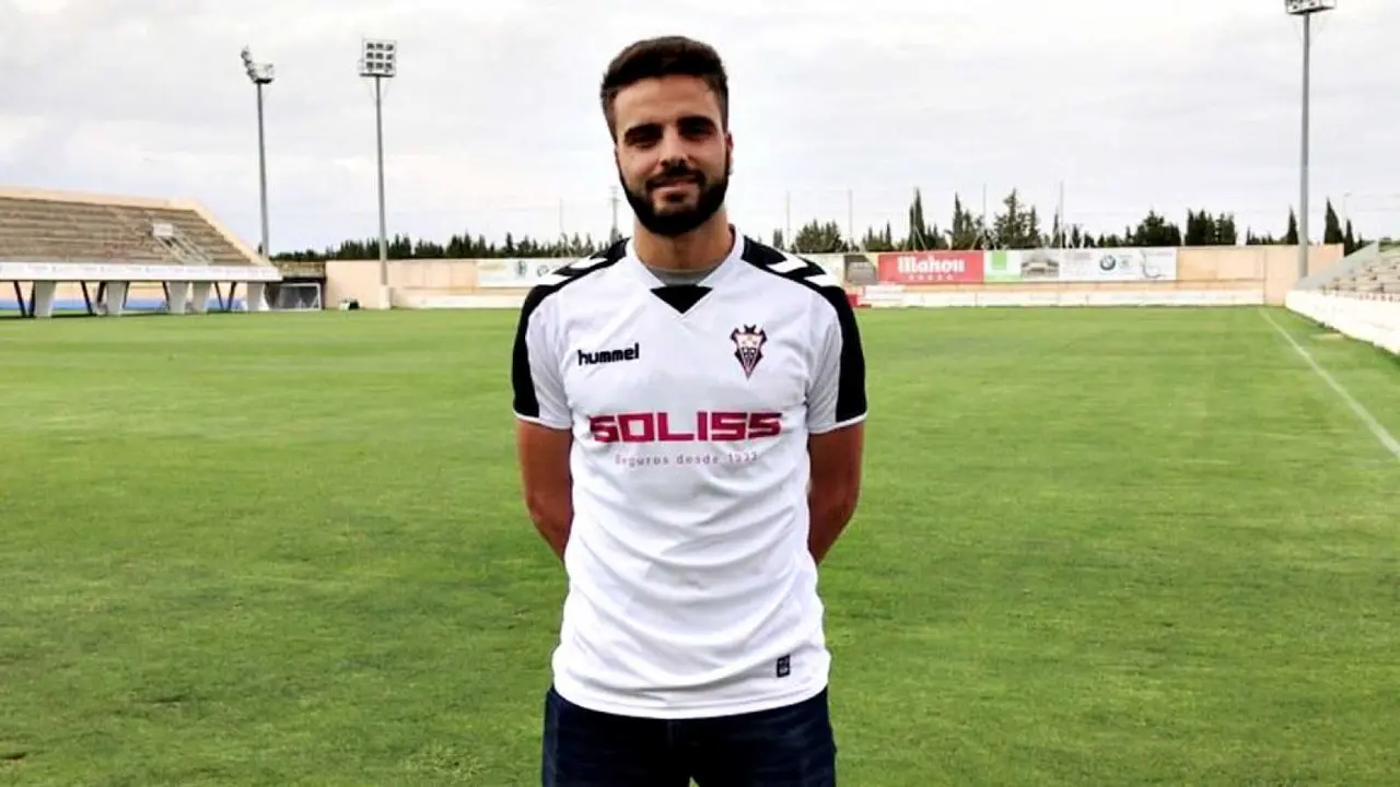 Pelayo Novo con la camiseta del Albacete
