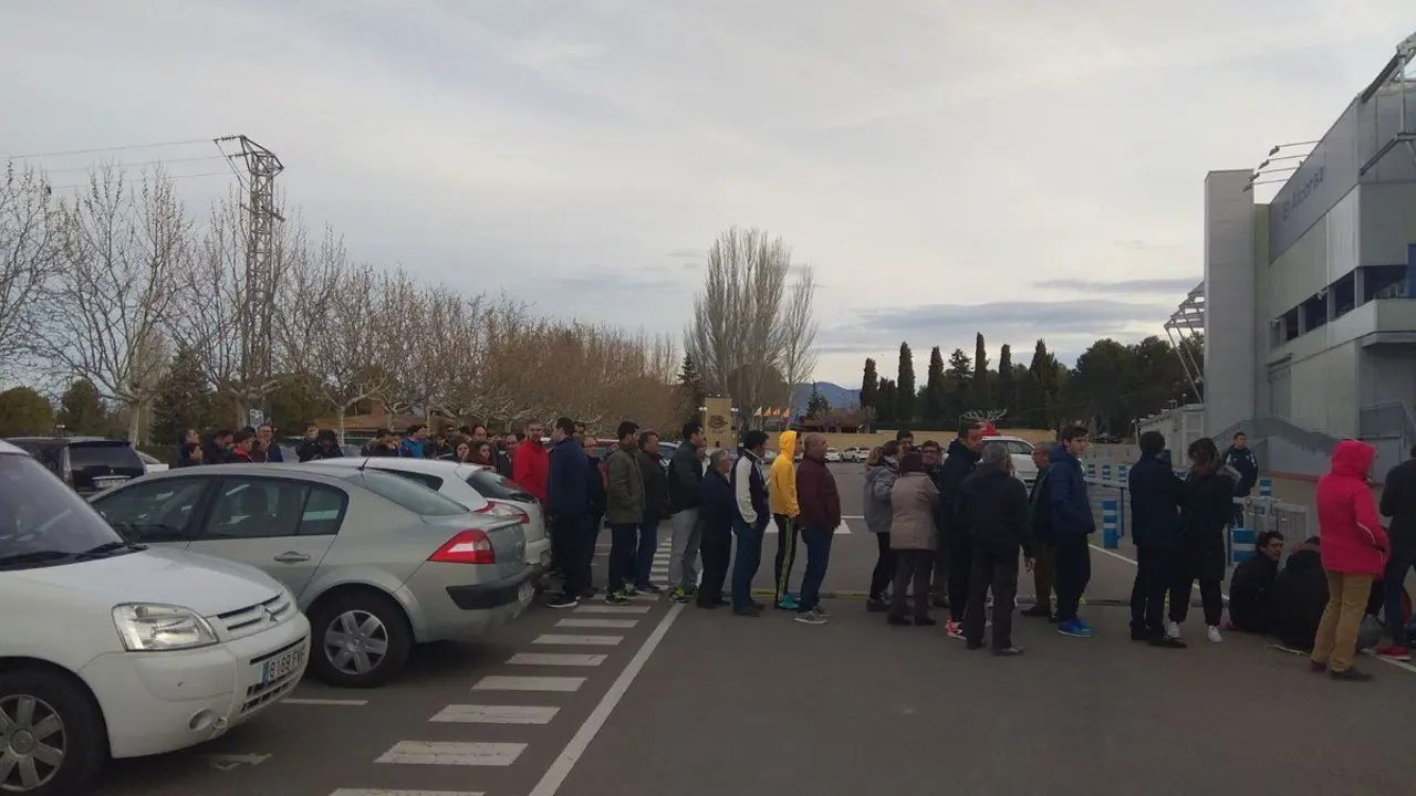 Largas colas en la ma&ntilde;ana del lunes en los aleda&ntilde;os de El Alcoraz | Foto: Antonio Escar