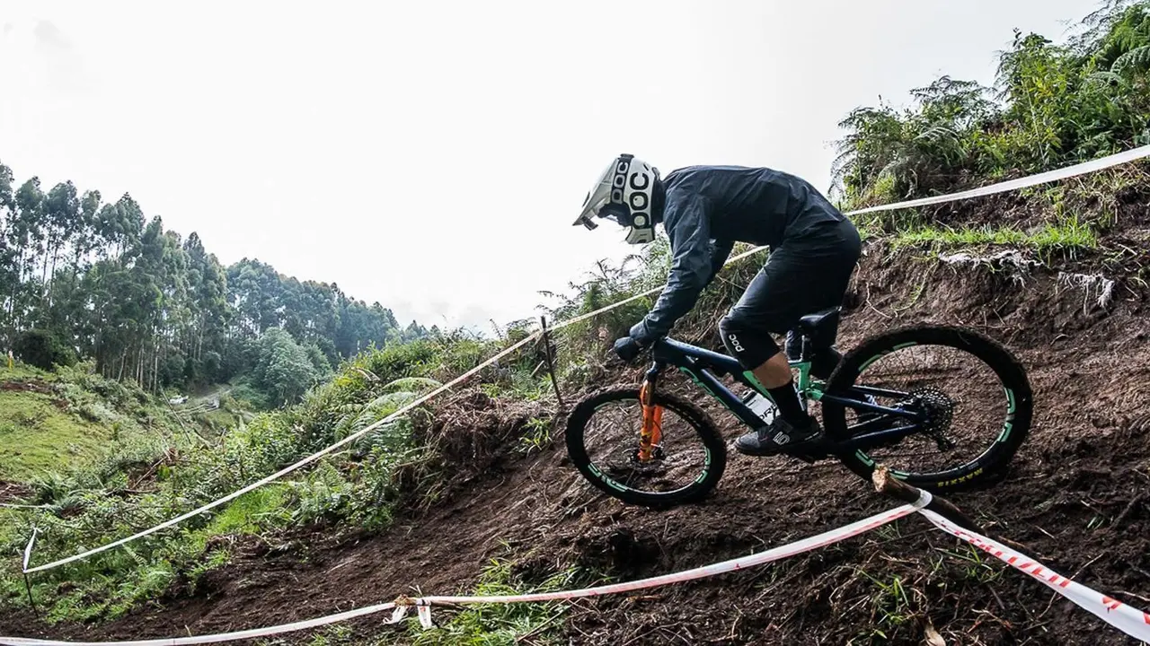 Adem&aacute;s de un descensourbano, Colombia dej&oacute; recorridos donde la selva y el barro, en la imagen gestionando una curva, fueron los protagonistas. Foto: Orbea Enduro Team
