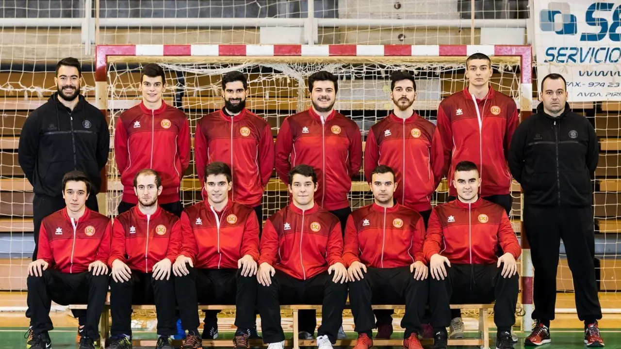 Carr&oacute; y efr&eacute;n P&eacute;rez flanquean a los jugadores del BM Huesca que aspiran a ganar la fase de Arag&oacute;n. Foto: BM Huesca