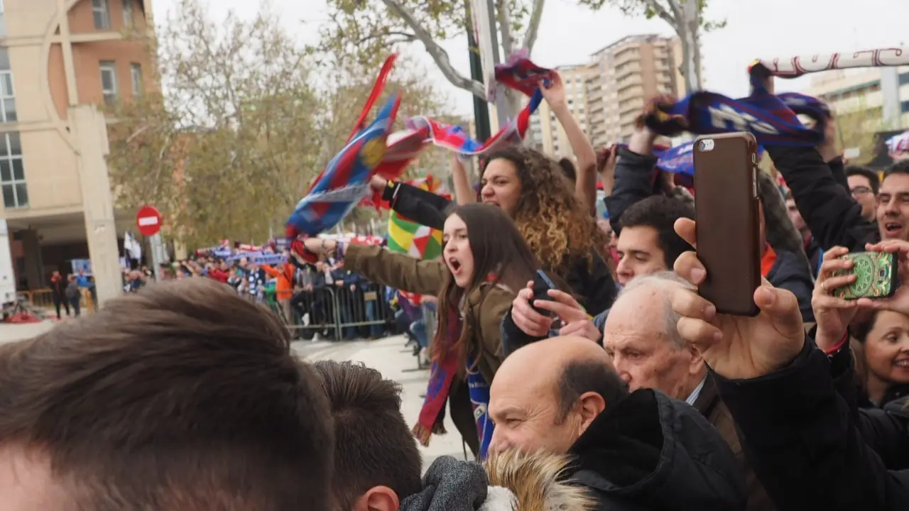 Aficionados del Huesca de todas las edades reciben a su equipo en los aleda&ntilde;os de La Romareda. Foto: C.Pascual