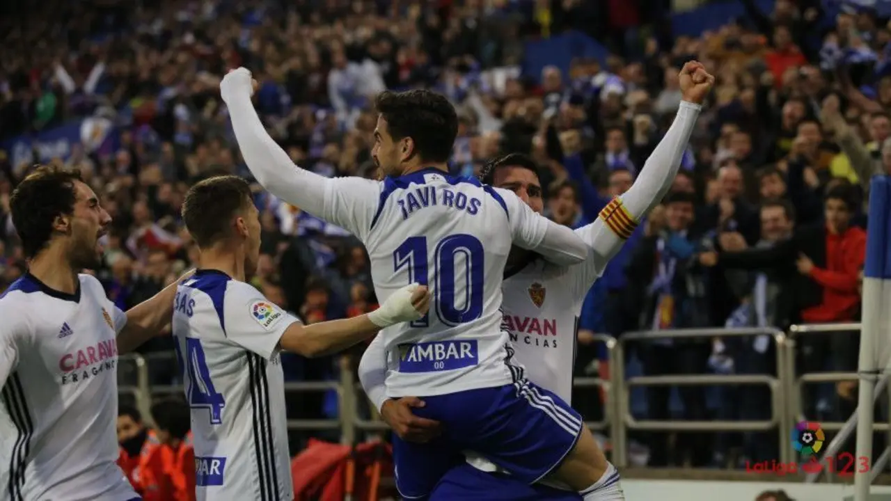Los jugadores del Real Zaragoza celebran el gol de Javi Ros que les ha dado la victoria ante la SD Huesca en La Romareda. Foto: La Liga 1/2/3