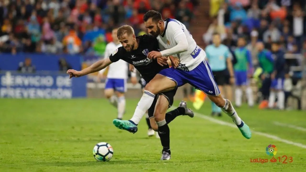 Pulido y Borja Iglesias luchan por el bal&oacute;n en el &uacute;ltimo derbi | Foto: LaLiga