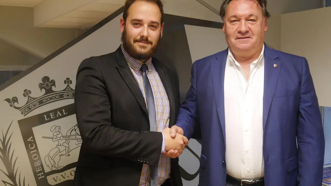 Lasaosa y Ob&oacute;n, presidentes de los dos clubes, se fotograf&iacute;an tras el acuerdo | Foto: SD Huesca