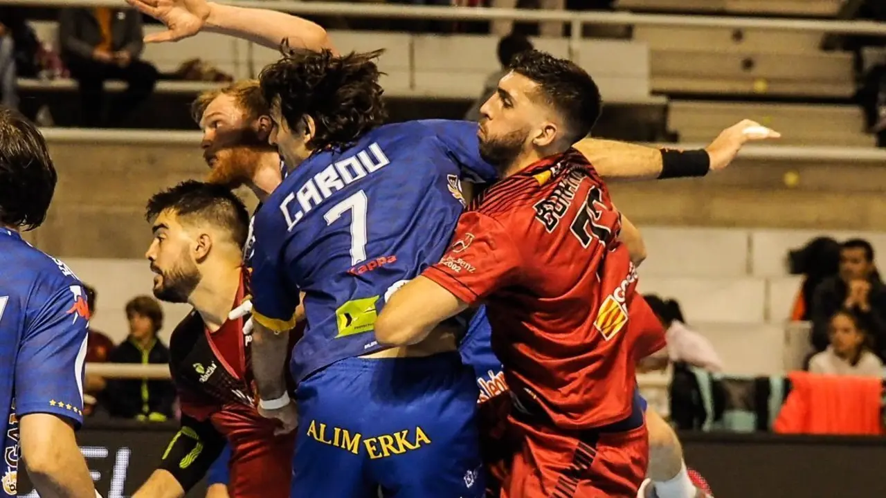 Bonanno, que firm&oacute; un gran partido, lanza a la porter&iacute;a de Le&oacute;n. Foto: C.Pascual