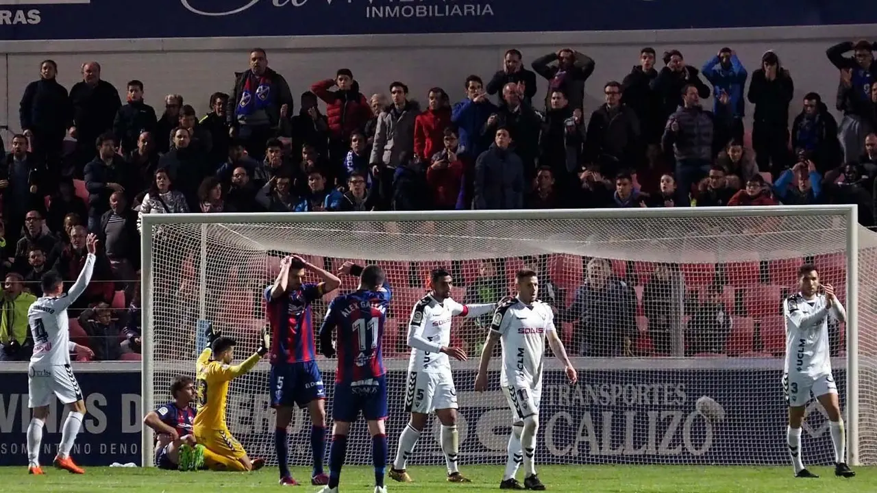 Los jugadores de la SD Huesca se lamentan tras fallar una oportunidad | Foto: C. Pascual