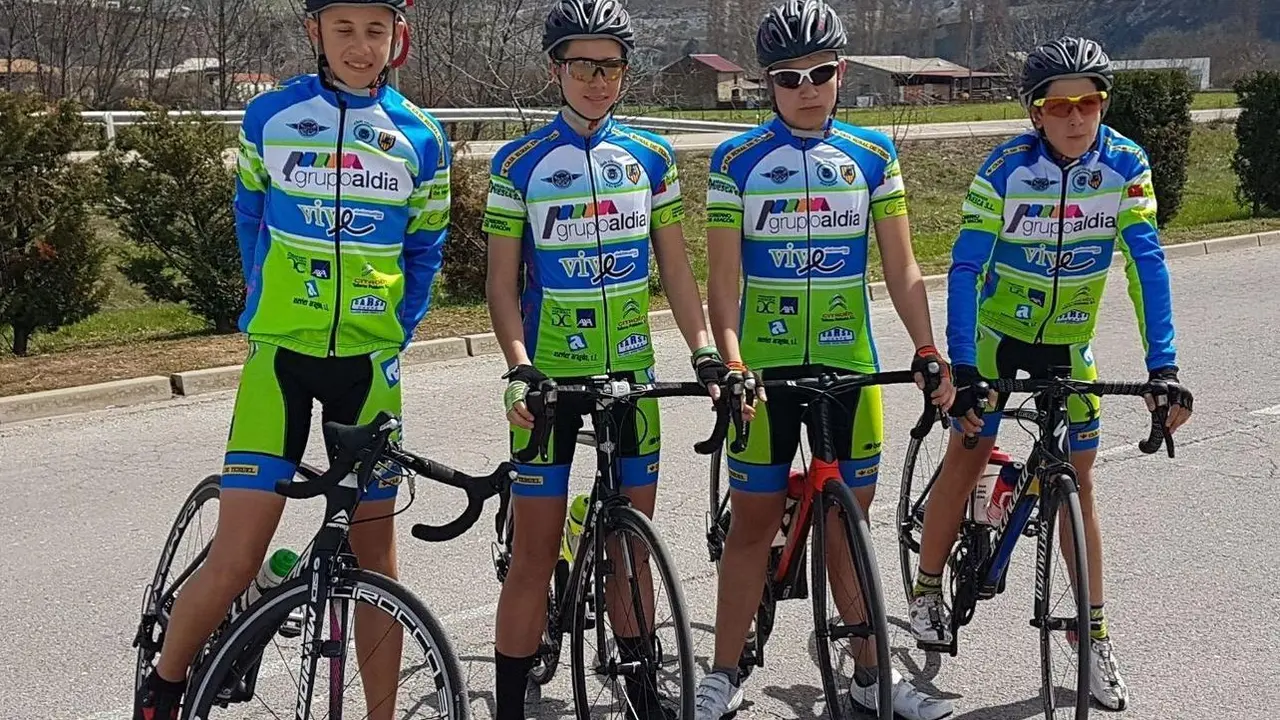 Cuatro participantes de Vive Inmuebles en la XI Carrera Comarca Alto G&aacute;llego. | Foto: clubciclistaoscense