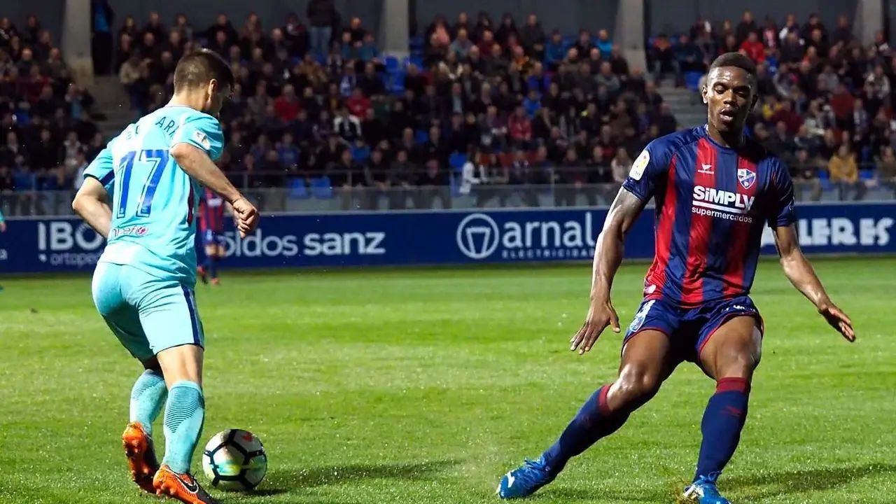 Jair Amador con la camiseta de la SD Huesca en el partido ante el Bar&ccedil;a B disputado en el Alcoraz | Foto: C. Pascual