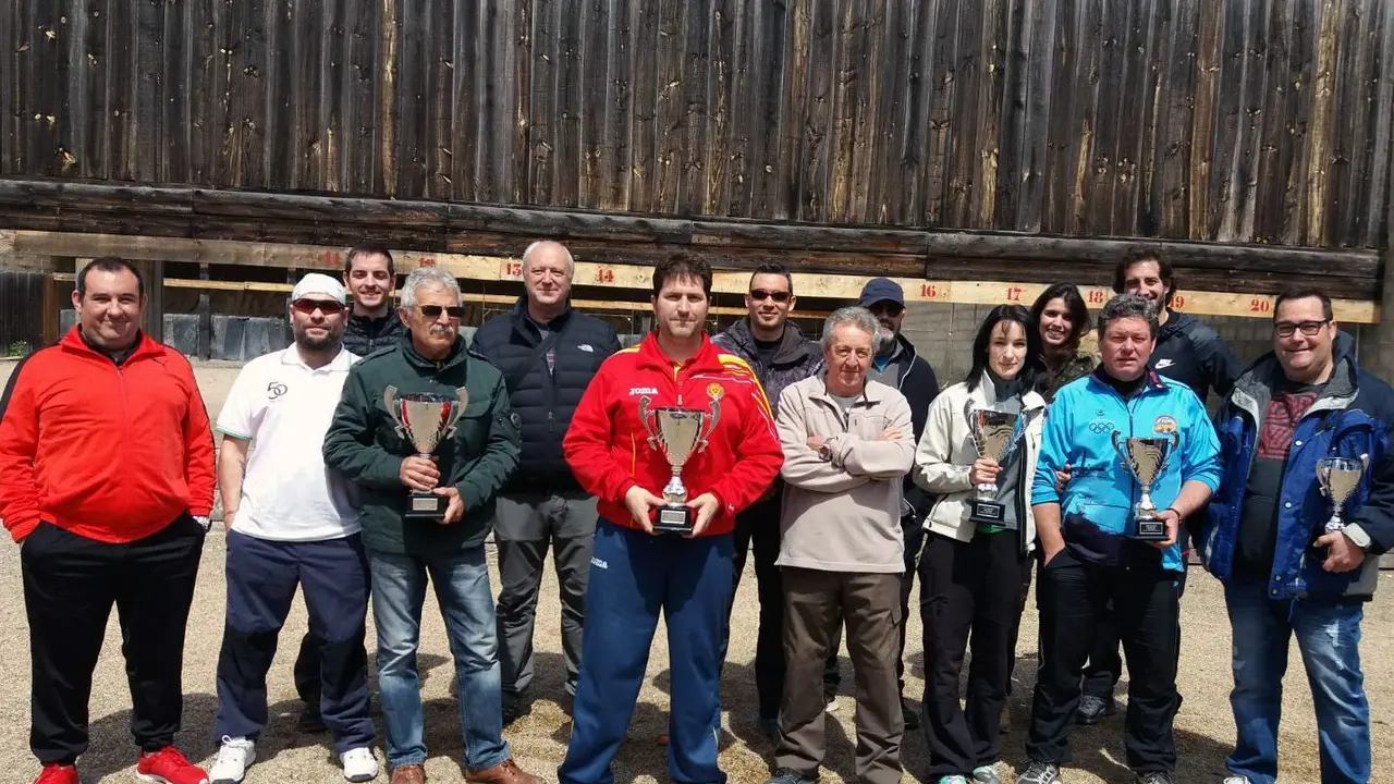 Foto de familia de ganadores en las diferentes categor&iacute;as del trofeo San Jorge de Fuego Central celebrado el pasado domingo en las instalaciones del CT Loreto. Foto: CT Loreto