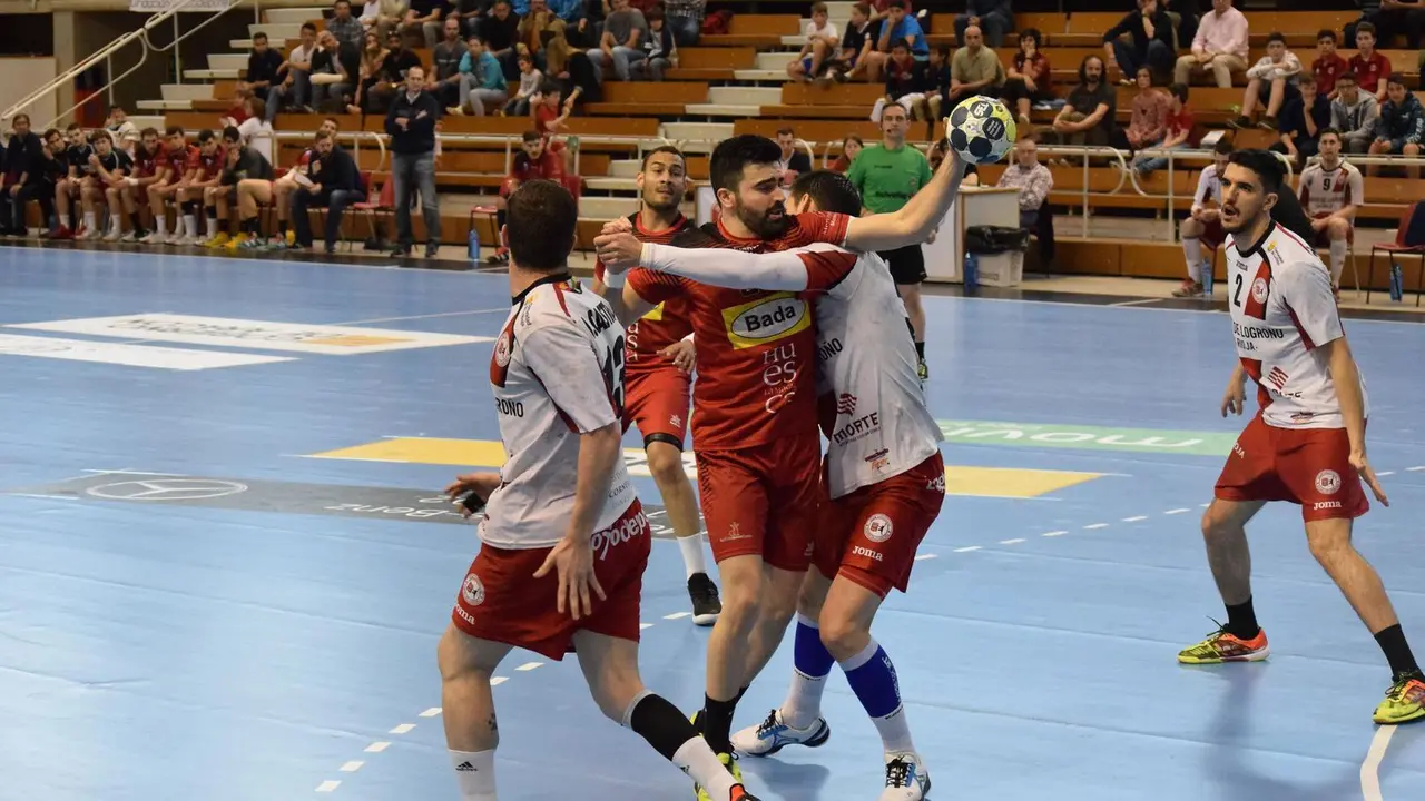 Marcelo es frenado en seco por la defensa del BM Logro&ntilde;o. Foto: Helena Arbones