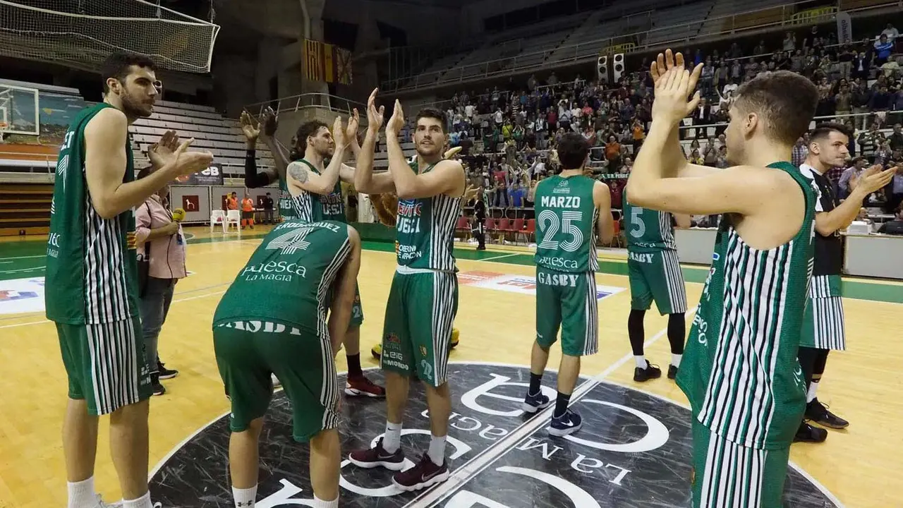 Los jugadores del Levitec Huesca dan las gracias y se despiden de su afici&oacute;n con los deberes hechos | Foto: C.Pascual