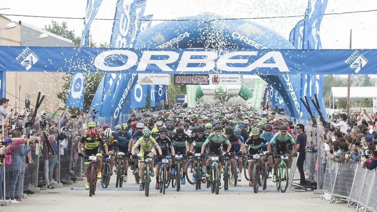 Salida de los participantes en la Orbea Monegros. Foto: Mariano Herranz