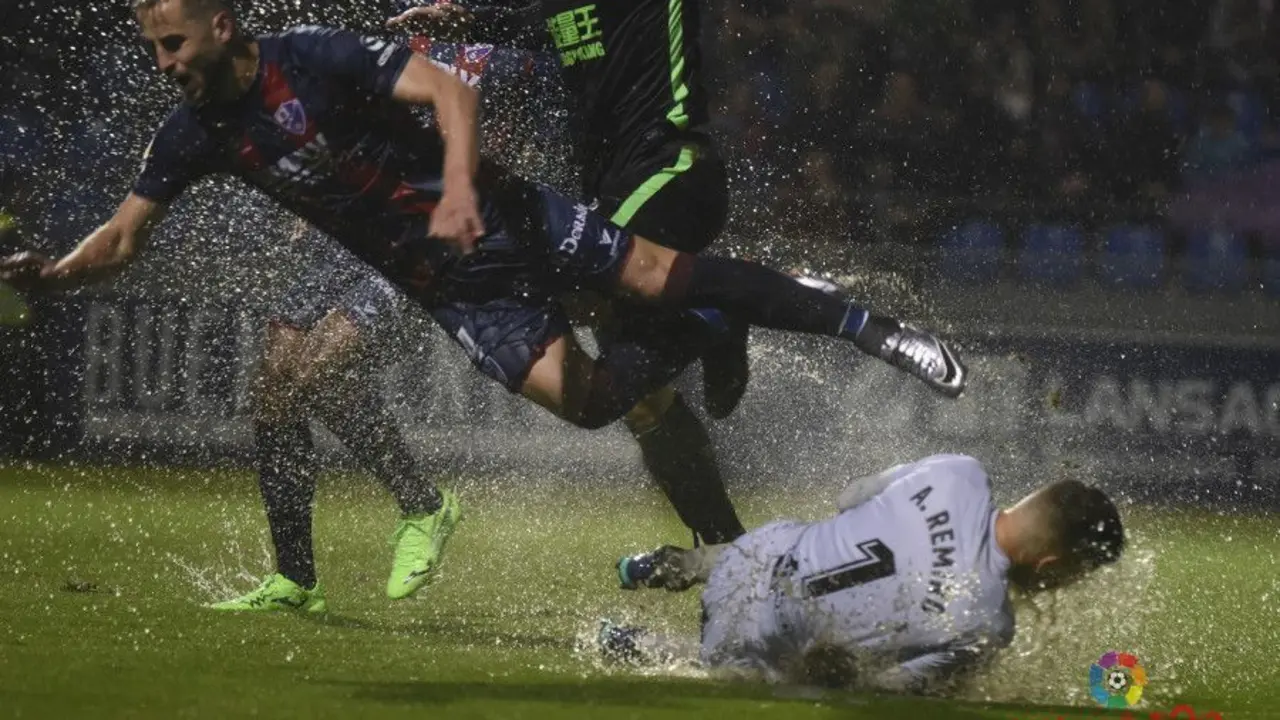 Pulido salta por encima de Remiro en una acci&oacute;n defensiva durante el partido | Foto: LFP