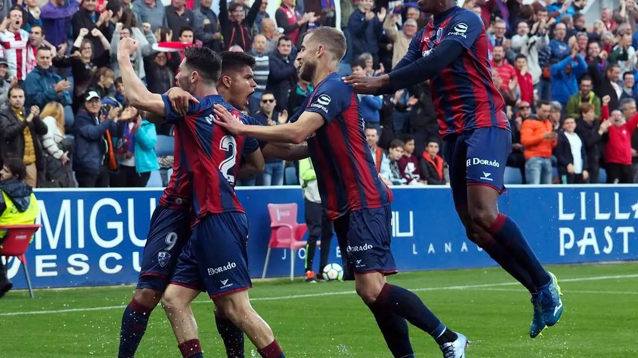 Los jugadores del Huesca celebran un gol en El Alcoraz | Foto: C.Pascual